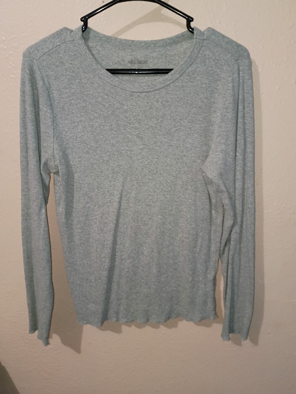 Wild fable Juniors XL Light Gray Long-Sleeve Tee